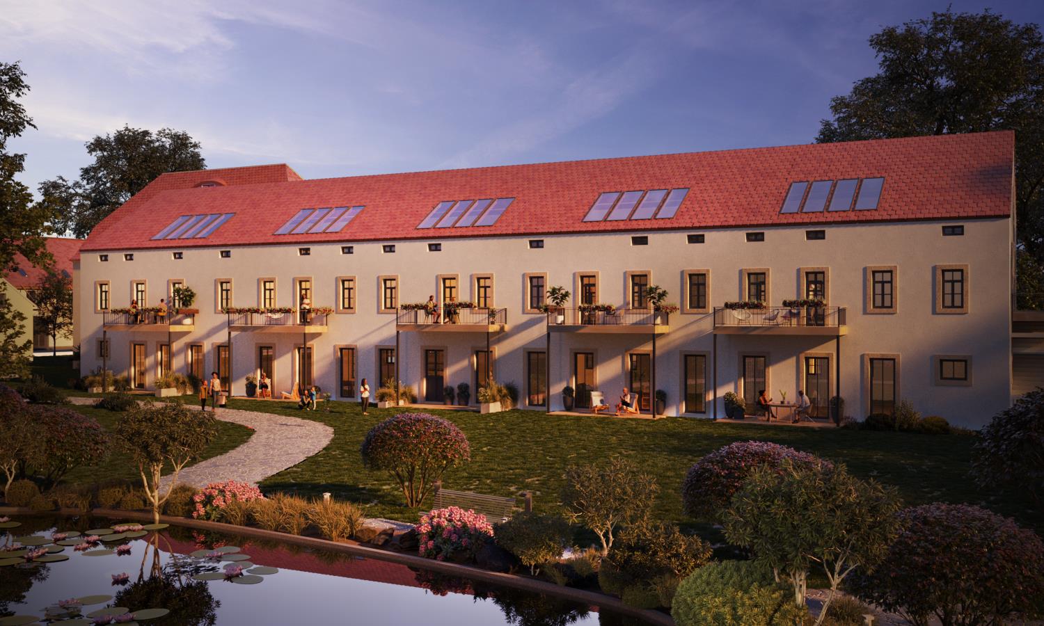 Rittergut Seifersdorf — Fassade in der goldenen Stunde mit Balkonen und Teich
